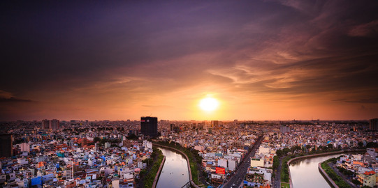Luftaufnahme von Ho Chi Minh City im Sonnenuntergang