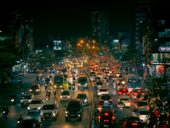 Straße in Hanoi in der Nacht