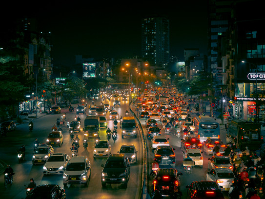 Straße in Hanoi in der Nacht