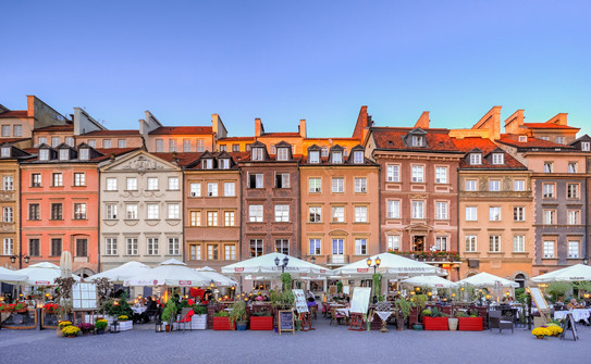 Häuserfassaden mit Straßencafés in Warschau