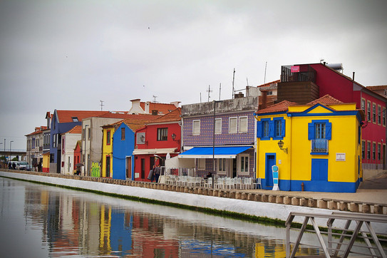 Bunte Häuser am Wasser in Aveiro