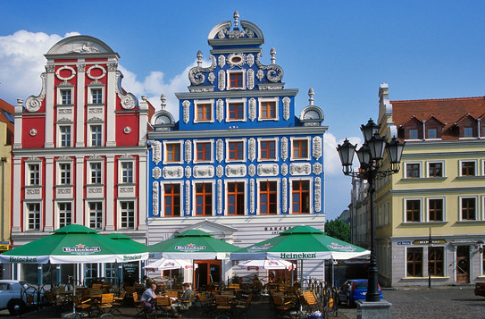 Bunte Häuser mit Straßencafés in Stettin