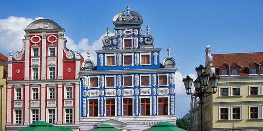 Bunte Häuser mit Straßencafés in Stettin