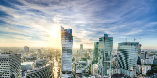 Hochhäuser von Warschau in tiefstehender Sonne