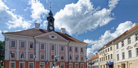 Rathaus von Tartu mit Brunnen