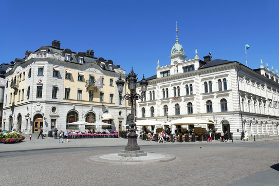 Historische Gebäude mit Straßencafés in Uppsala