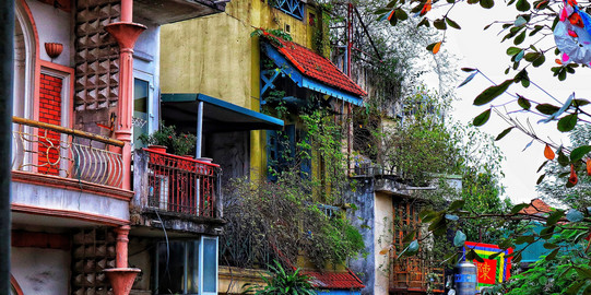 Bunte, bewachsene Häuserfassade in Hanoi